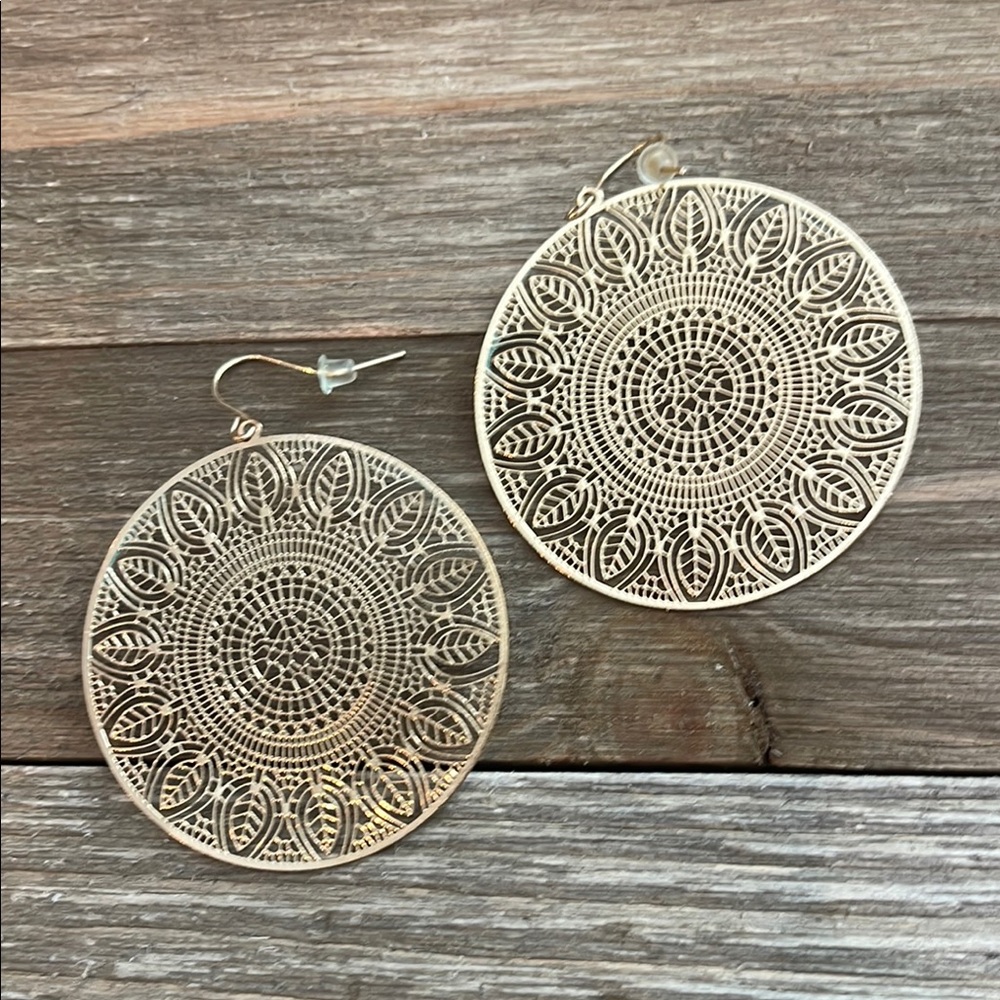 ❄️ Plunder Intricate Silver Mandala Earrings - Picture 4 of 10